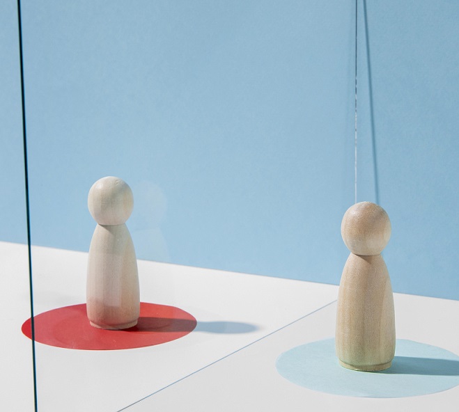 custody-freepik Two wooden figurines in red and blue circles respectively, illustrate blog "Child Custody: Understanding Your Rights and Options"